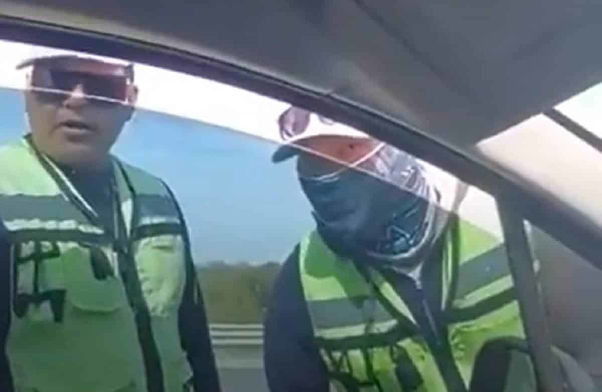Graban a policías por ayudar a yaquis a cobrar cuota en carretera de Sonora