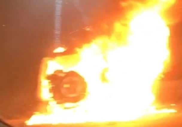 Se incendia camioneta tras accidente en Monterrey