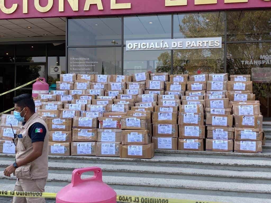Suman un millón de firmas más ante el INE para revocación de mandato