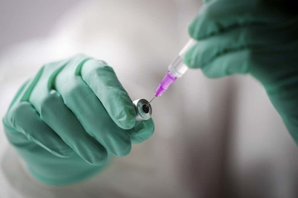 Anuncia Pfizer que tercera dosis de su vacuna ayuda contra Ómicron