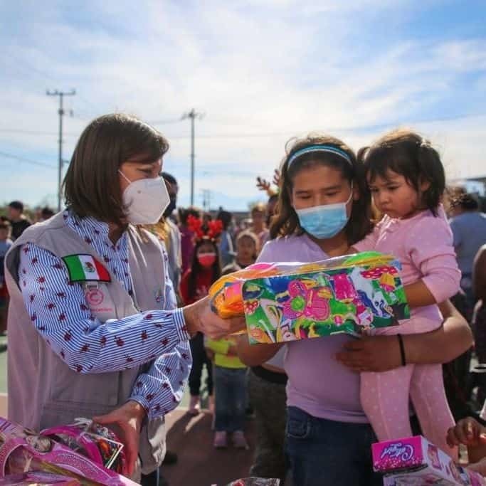 Comparte Guadalupe sonrisas; entrega Cristina juguetes