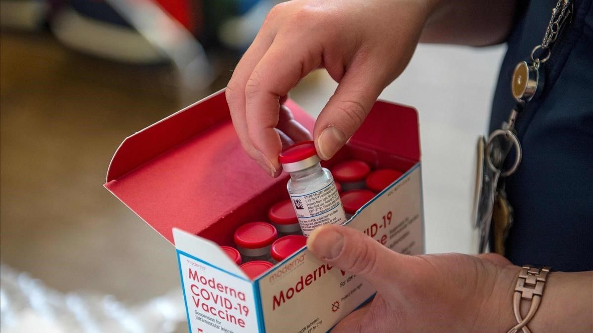 Aumenta vacuna de refuerzo de Moderna protección contra Ómicron