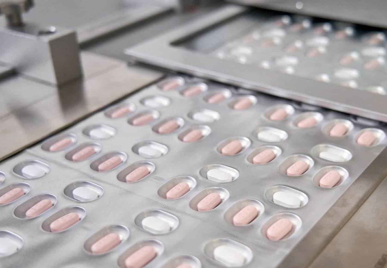 En medio del caos por variante Ómicron, EU autoriza píldora anticovid