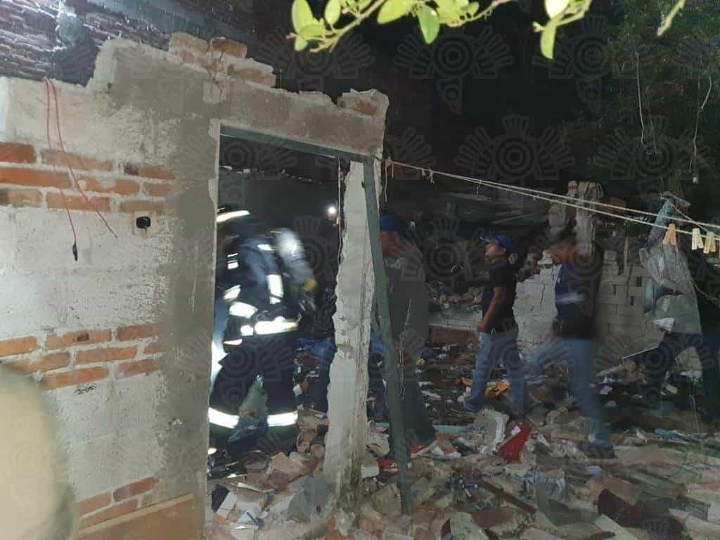 Explosión de pirotecnia almacenada deja un muerto y lesionados en Puebla