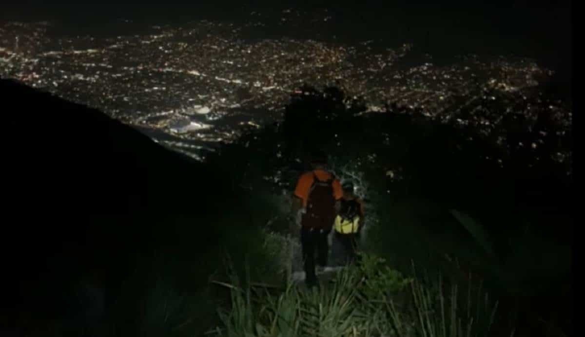 Rescatan a mujer en Cerro de las Mitras