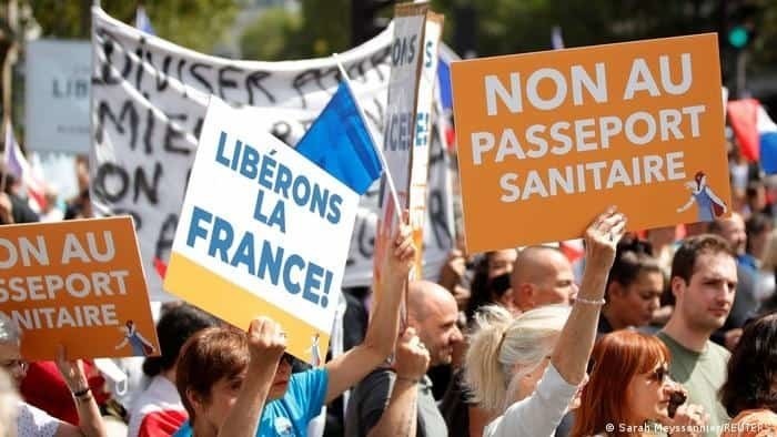 Miles marchan contra las restricciones covid en Europa