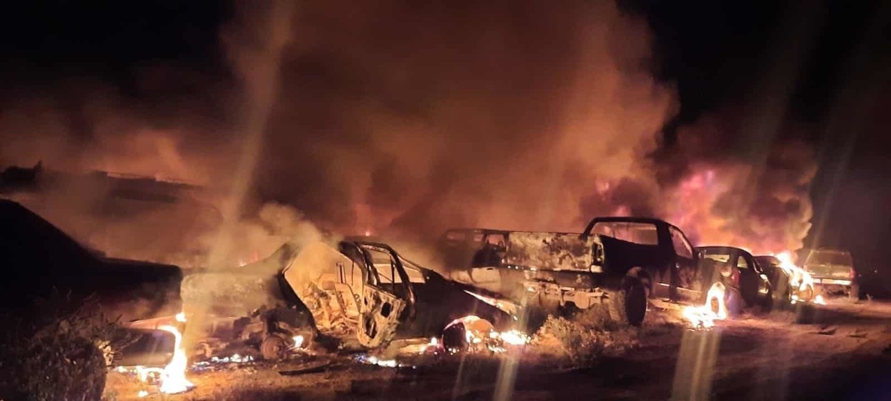 Incendio en corralón deja más de 200 autos calcinados en NL