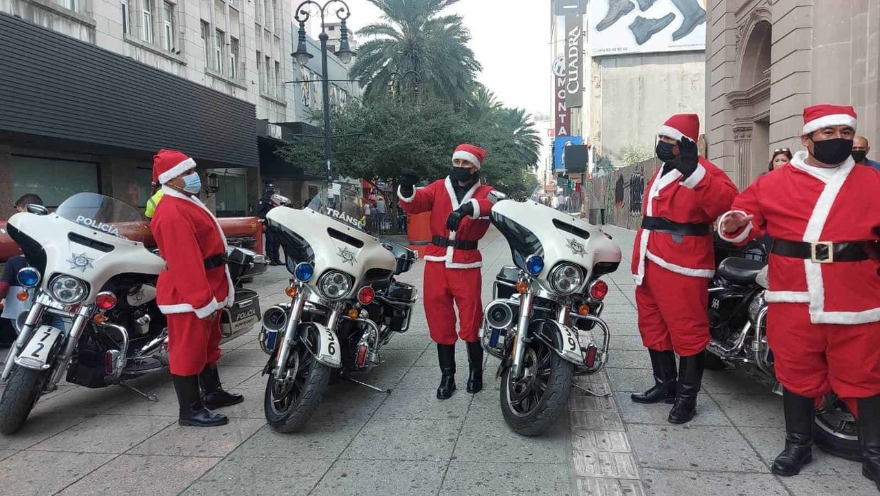 Policías y tránsitos de Monterrey llevan la Navidad a las calles