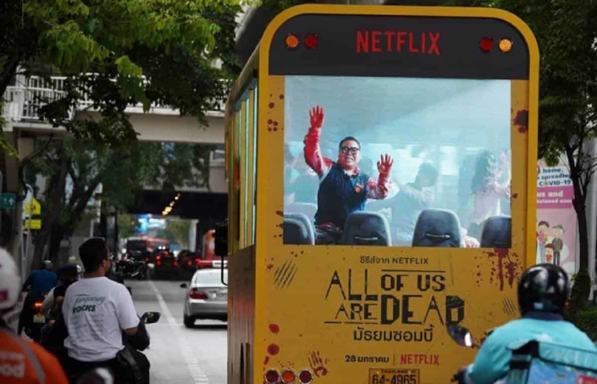 Promocionan serie de zombis con autobús ensangrentado