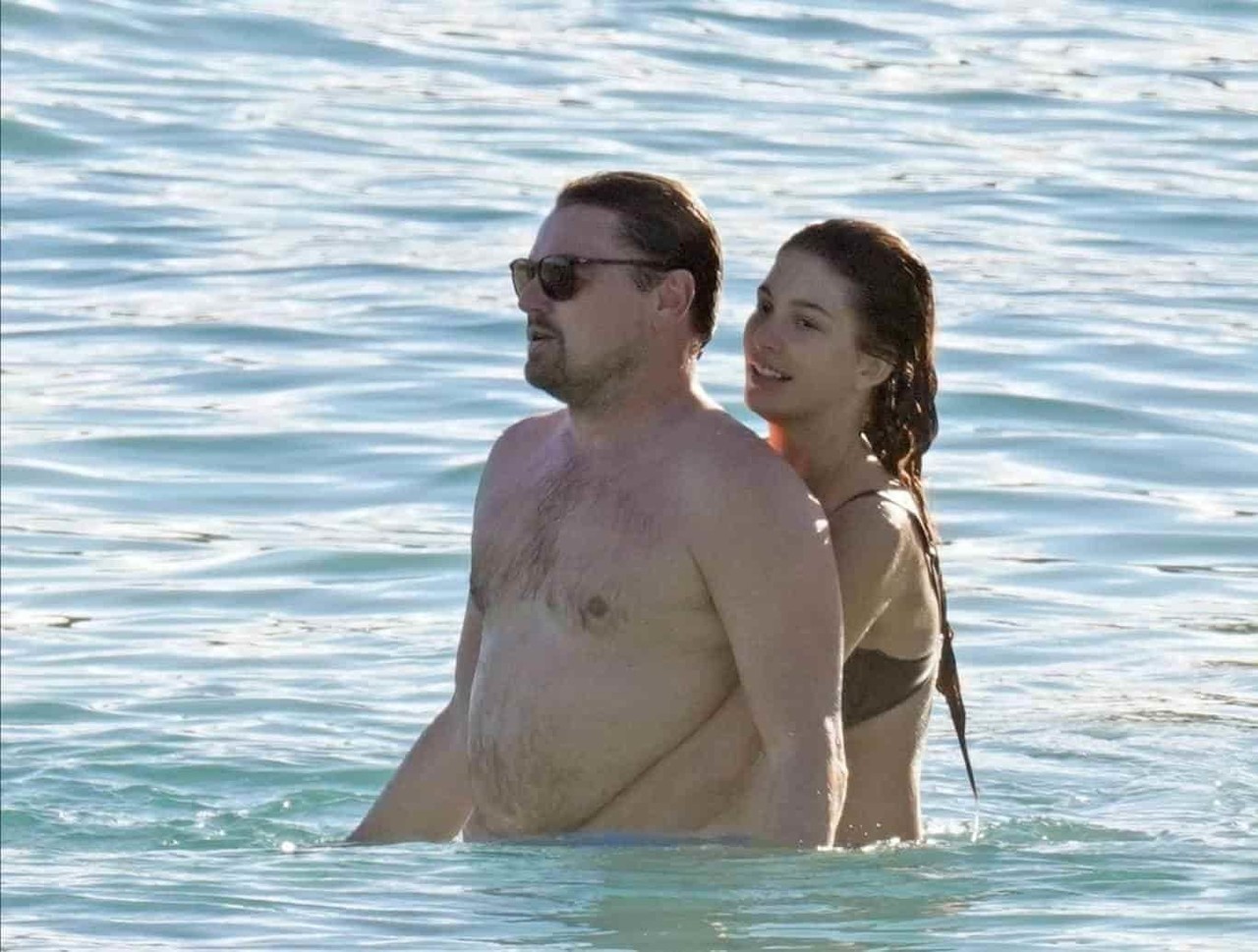 Derrama Leonardo DiCaprio miel en la playa con su novia de 24 años
