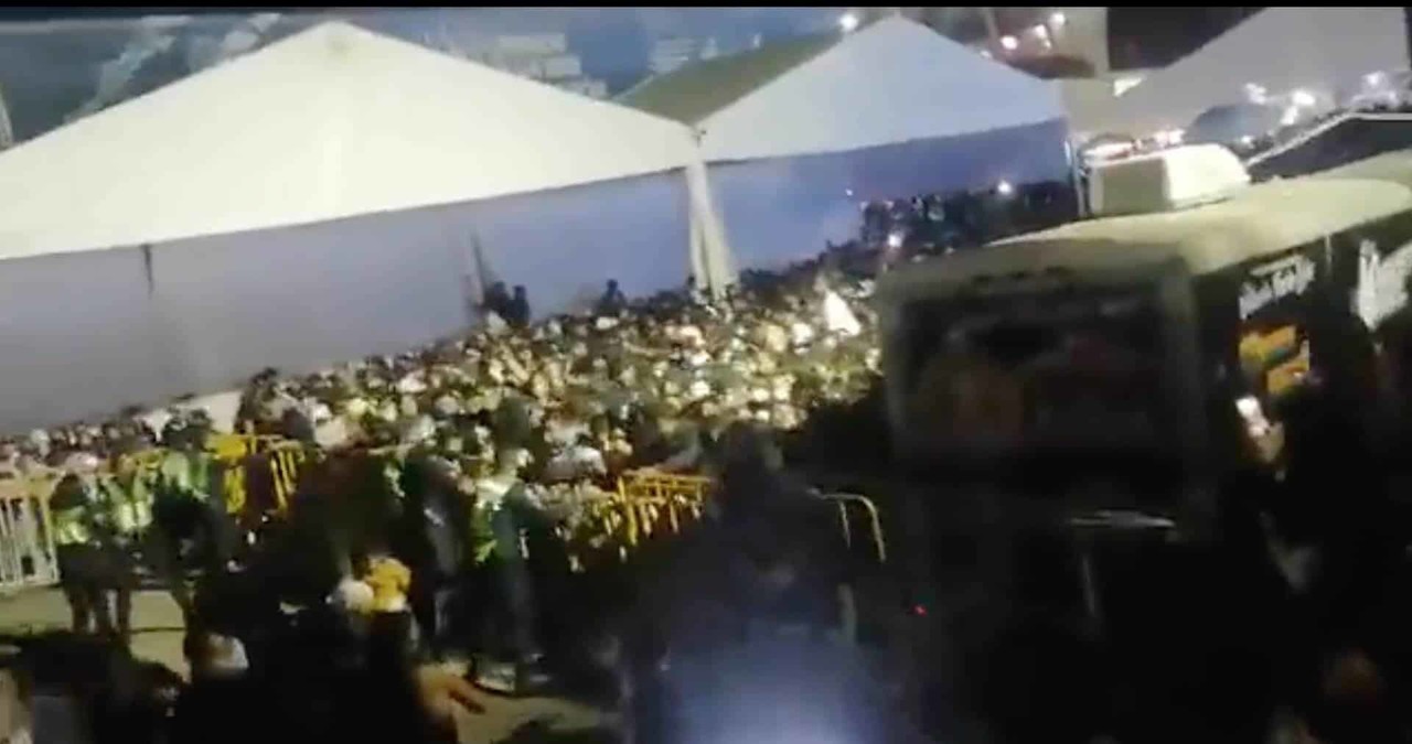 Estampida tumba seguridad en concierto de Santa Fe Klan en Feria de León