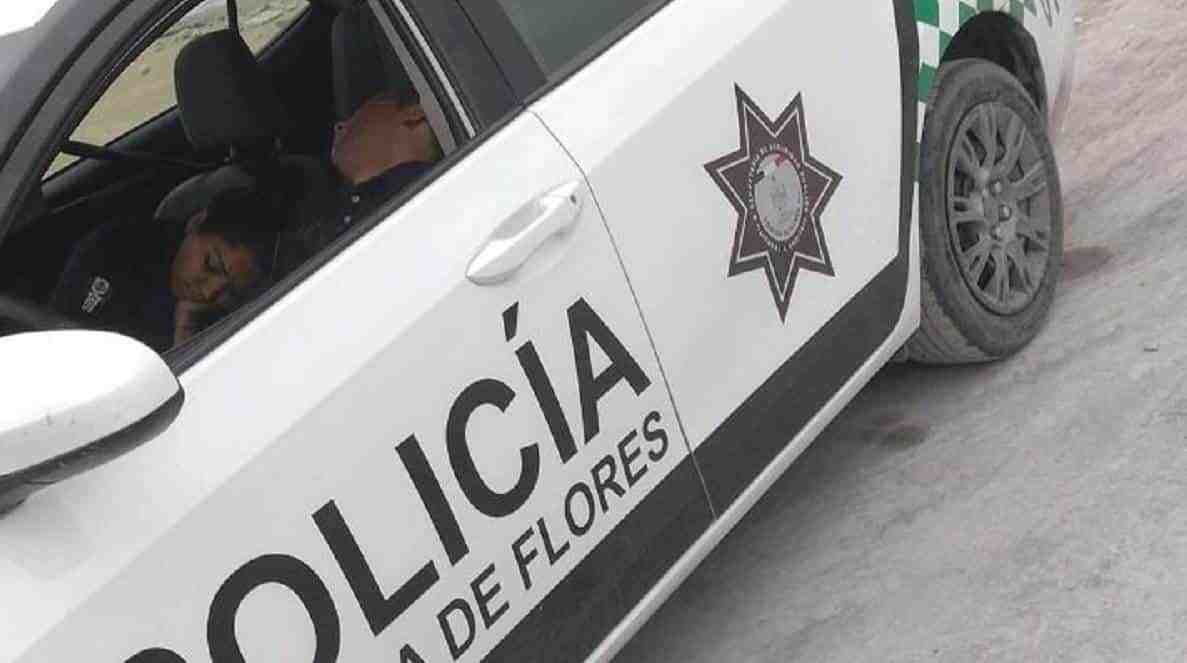 Sorprenden a policías dormidos dentro de patrulla en Ciénega de Flores