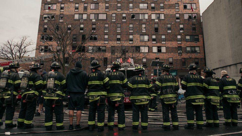 Arde edificio de departamentos en NY; hay 19 muertos