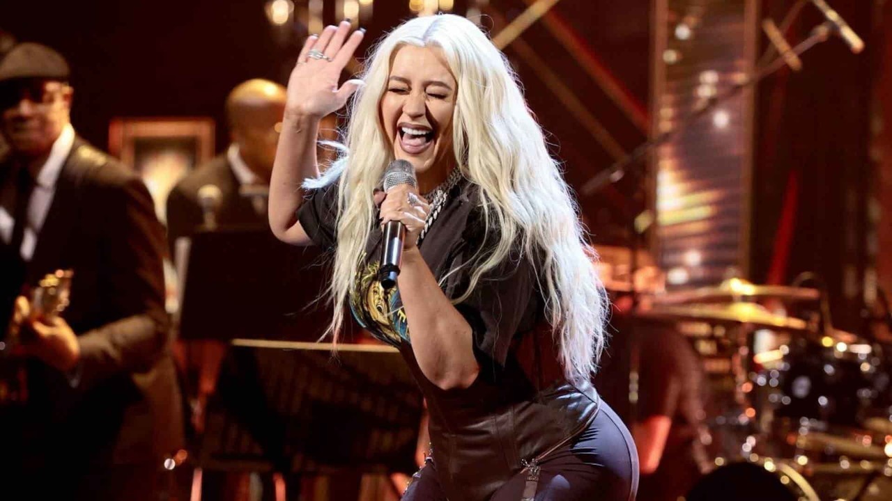 Rinde Christina Aguilera homenaje a Vicente Fernández 