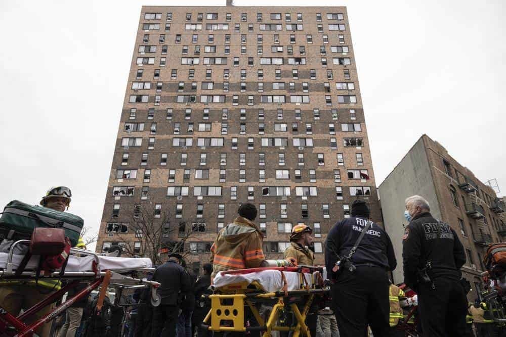 Intentan salvar a más víctimas de incendio en NY; Papa ofrece condolencias
