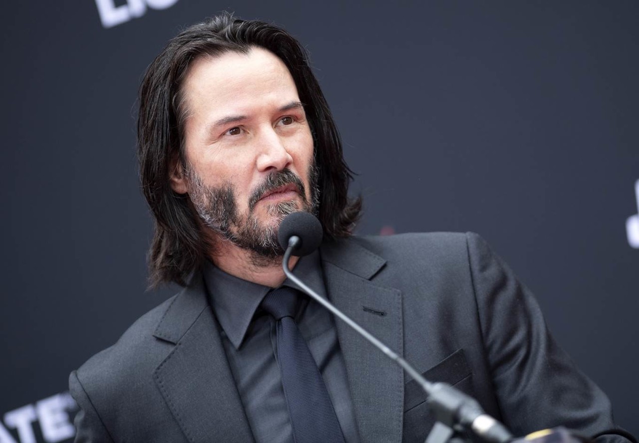 Lleva Keanu Reeves a familia y amigos a premier de 'Matrix' con todo pagado