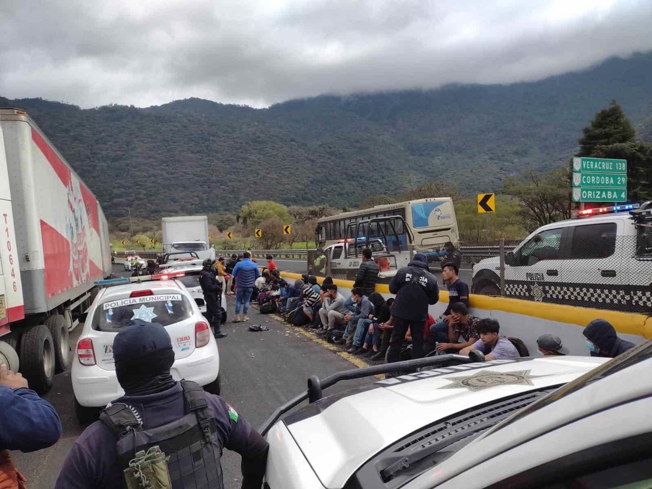 Choca camión Diconsa con 38 migrantes; no hay víctimas