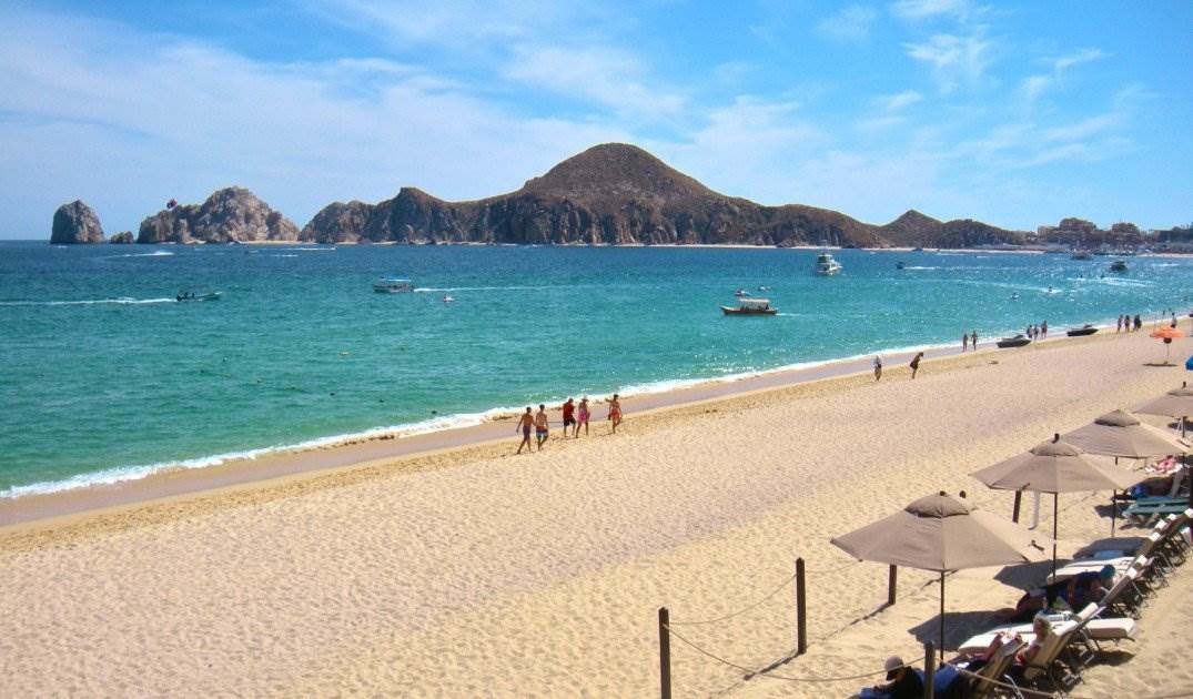 Reduce Baja California Sur aforos en playas y restaurantes por COVID-19