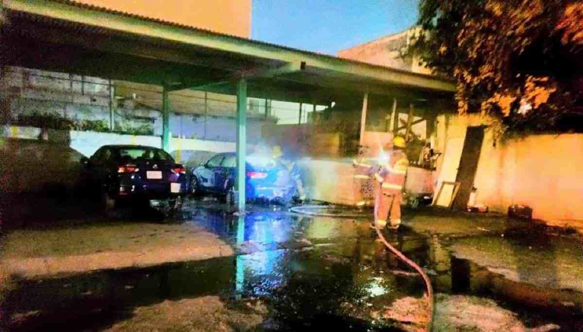 Arde vehículo en el centro de Monterrey