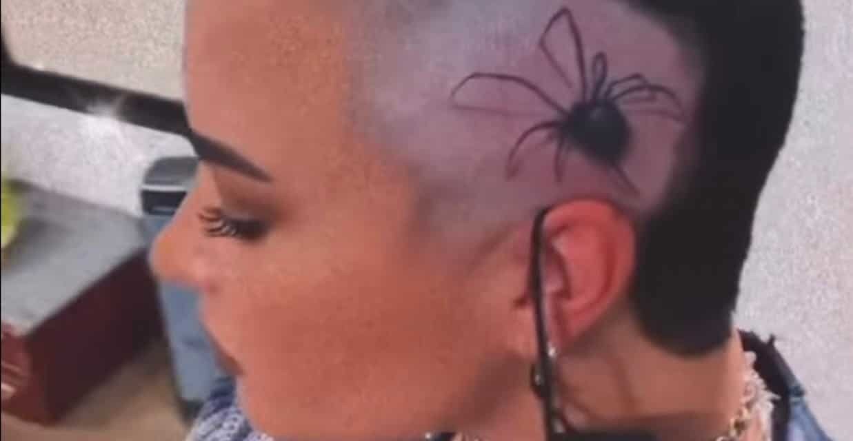¡Demi Lovato se tatúa una araña en la cabeza!