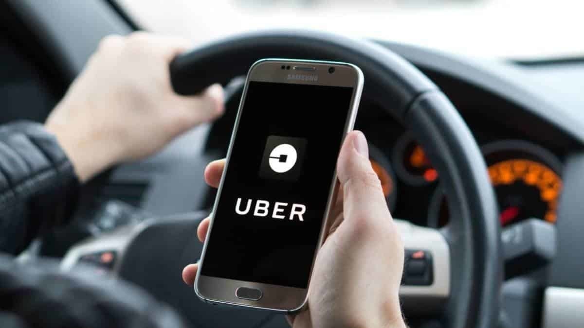 Golpea mujer a chofer de Uber; la encierran en penal