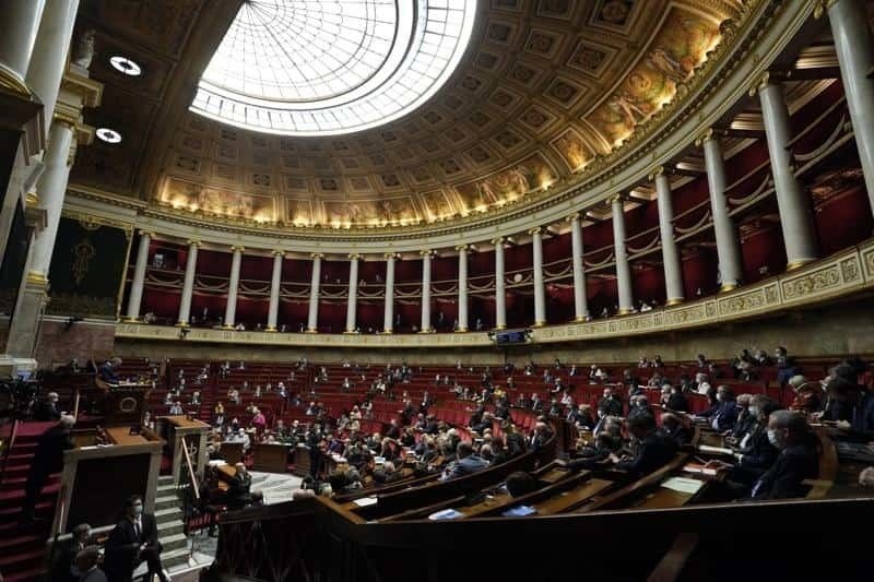 Francia restringirá entrada a teatros y restaurantes a los No vacunados