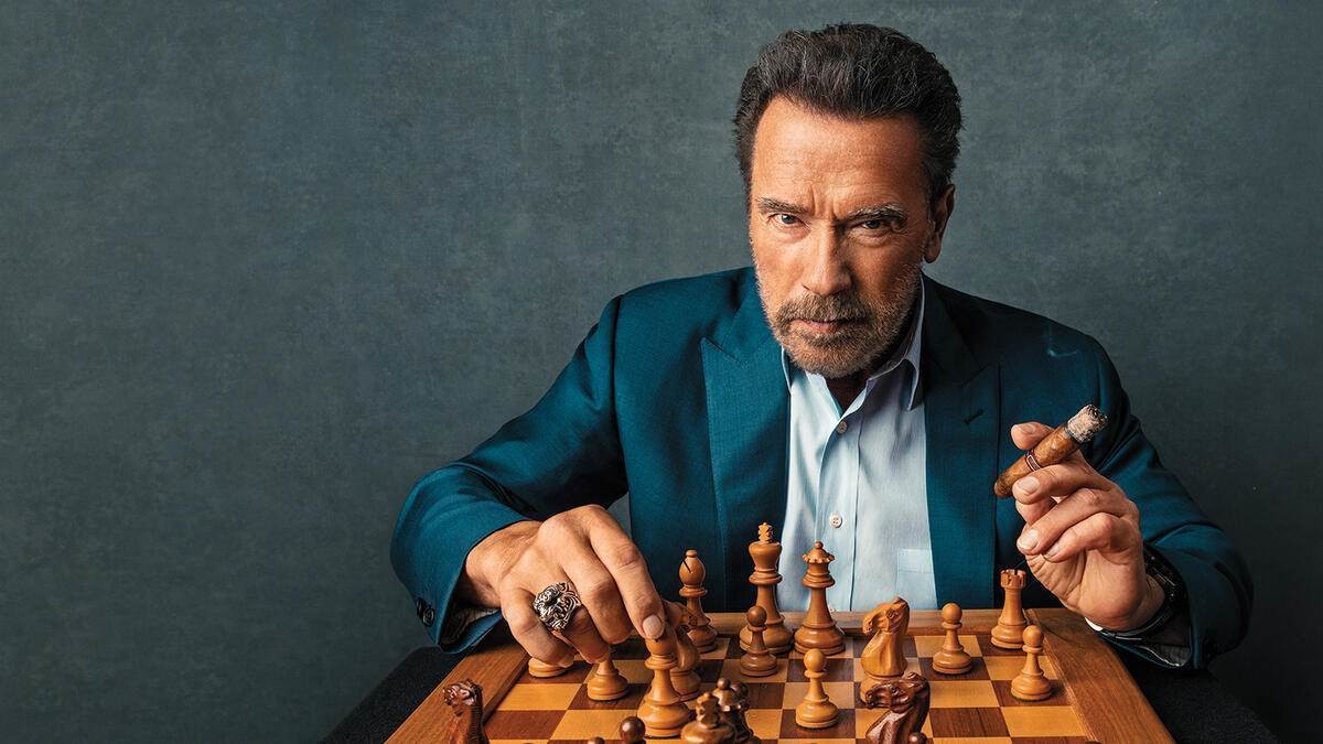 Sufre Arnold Schwarzenegger aparatoso accidente automovilístico