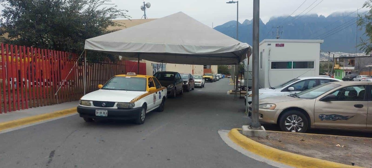 Familias completas buscan una prueba de COVID-19 en Monterrey