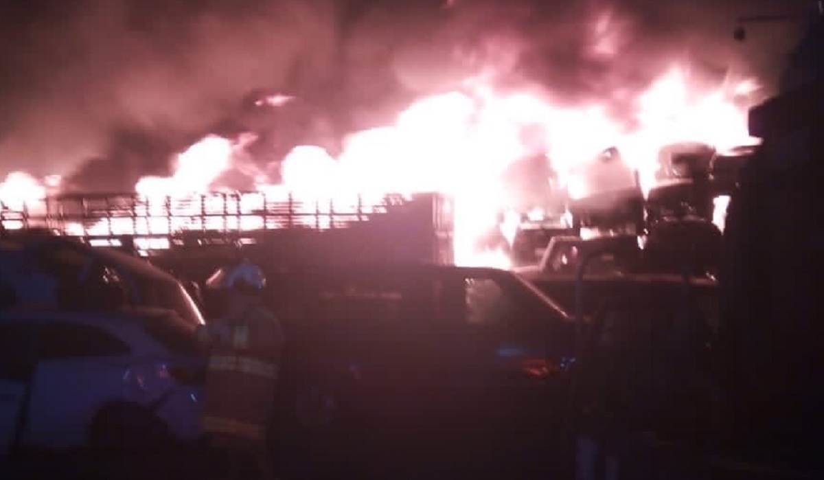 Arrasa incendio con 20 vehículos en Guanajuato