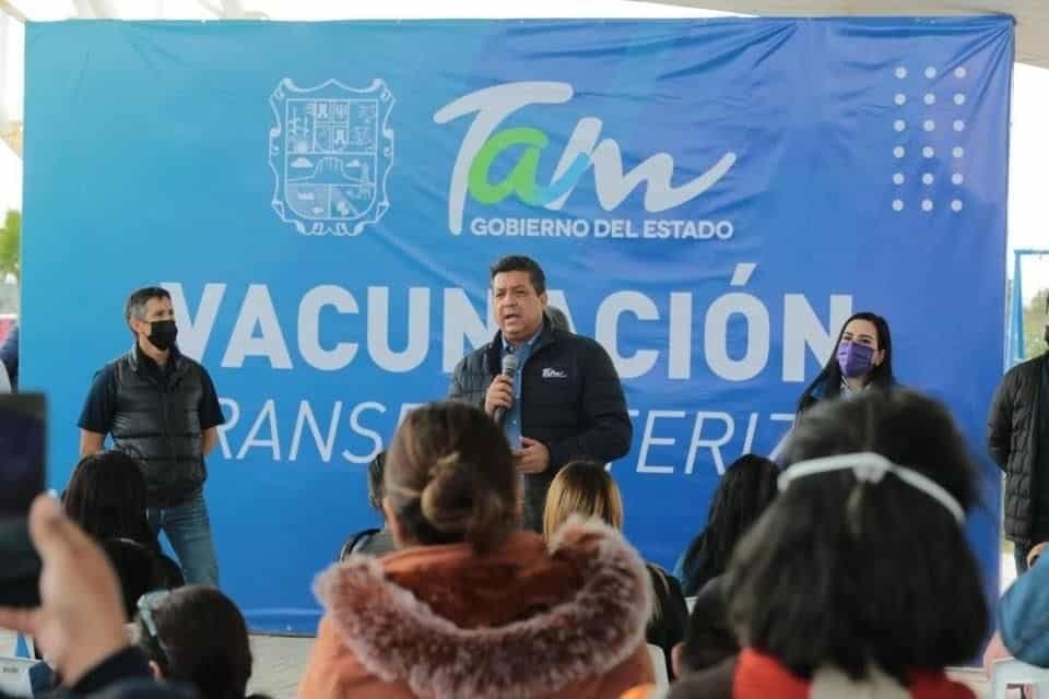 Supervisa gobernador de Tamaulipas registro de vacunación transfronteriza