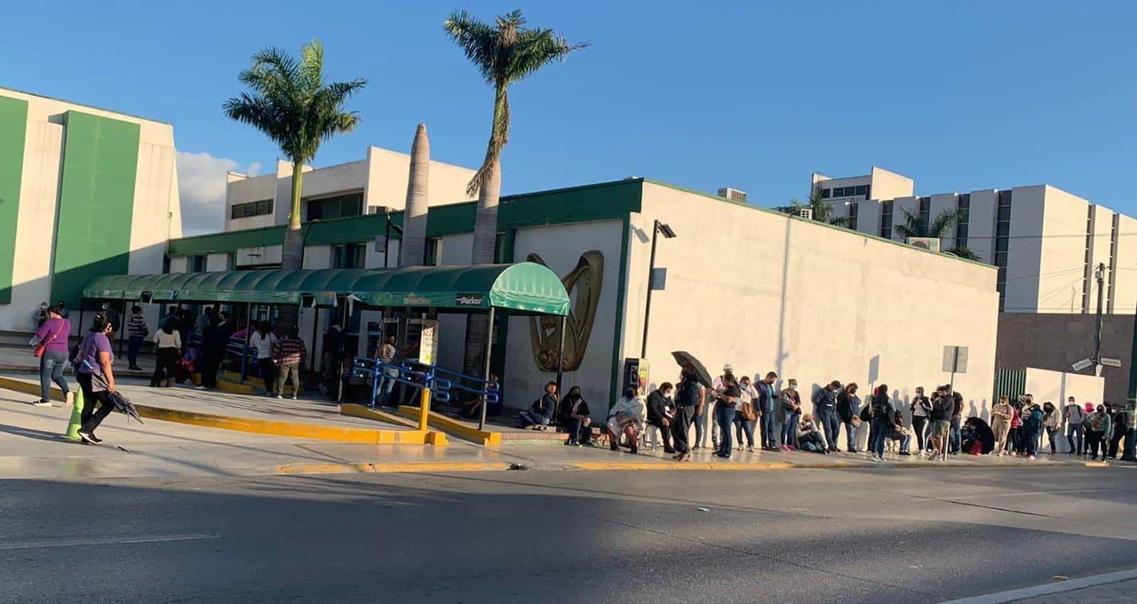 Largas filas en el IMSS de Matamoros, buscan pruebas de COVID