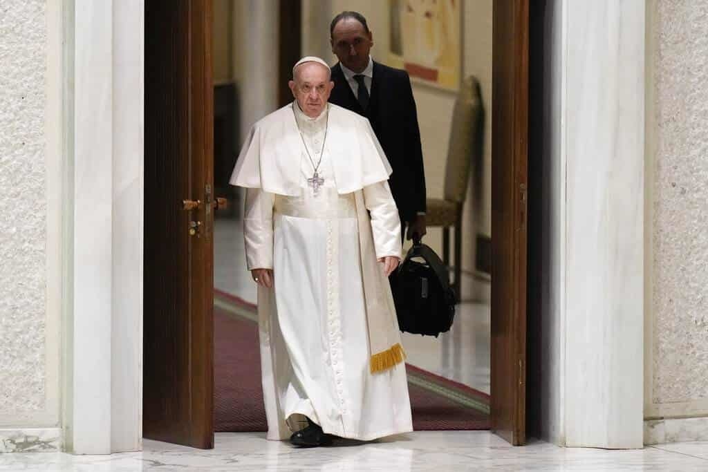 Tacha papa Francisco de egoístas a quienes prefieren 'perrhijos'