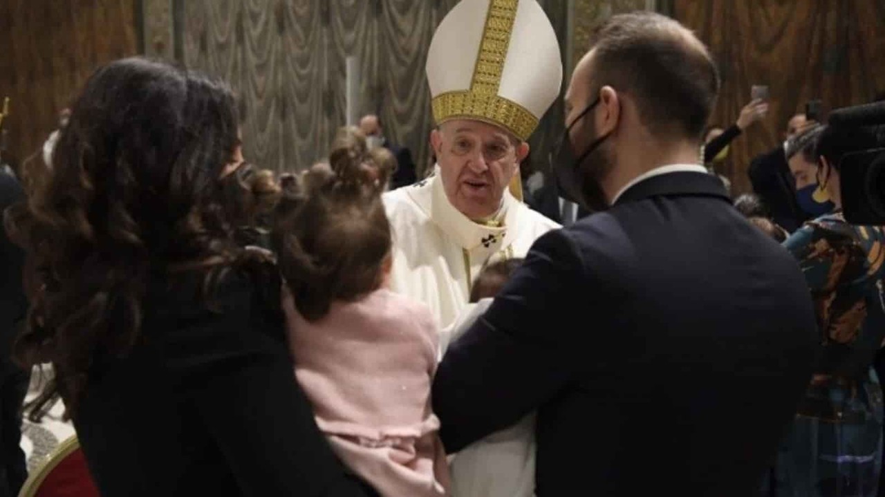 Bautiza Papa Francisco a 16 bebés en Capilla Sixtina