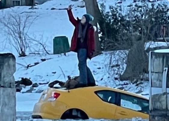 Se hunde su coche en medio del hielo, pero antes, ¡una selfie!