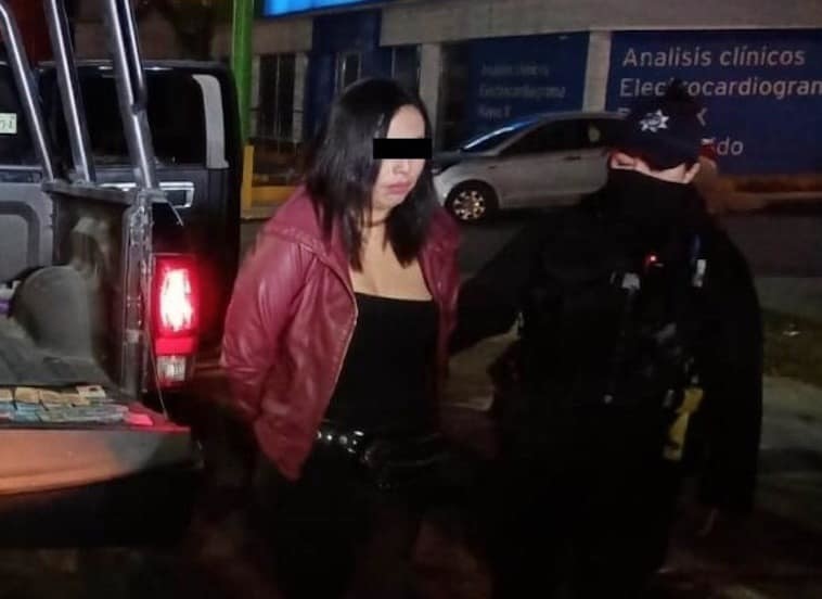 Detienen a mujer en bar de Monterrey; aseguran droga y efectivo