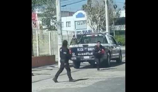 ¡Los hizo correr! Hombre desarma a policías en Querétaro