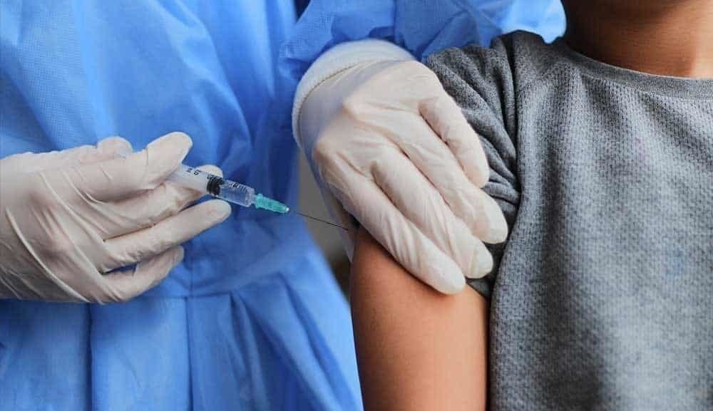 Anuncian vacunación anticovid para menores en 7 municipios de NL