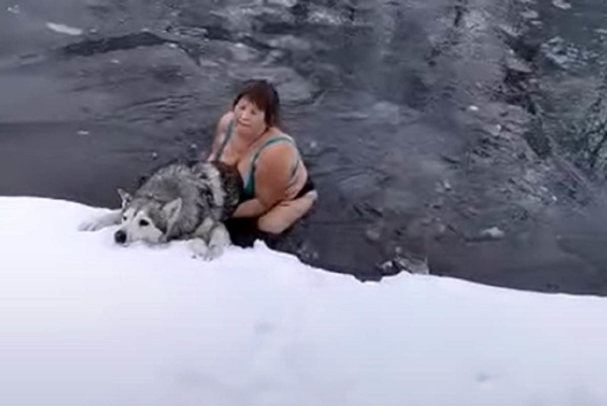 Rescata mujer a perro en lago congelado