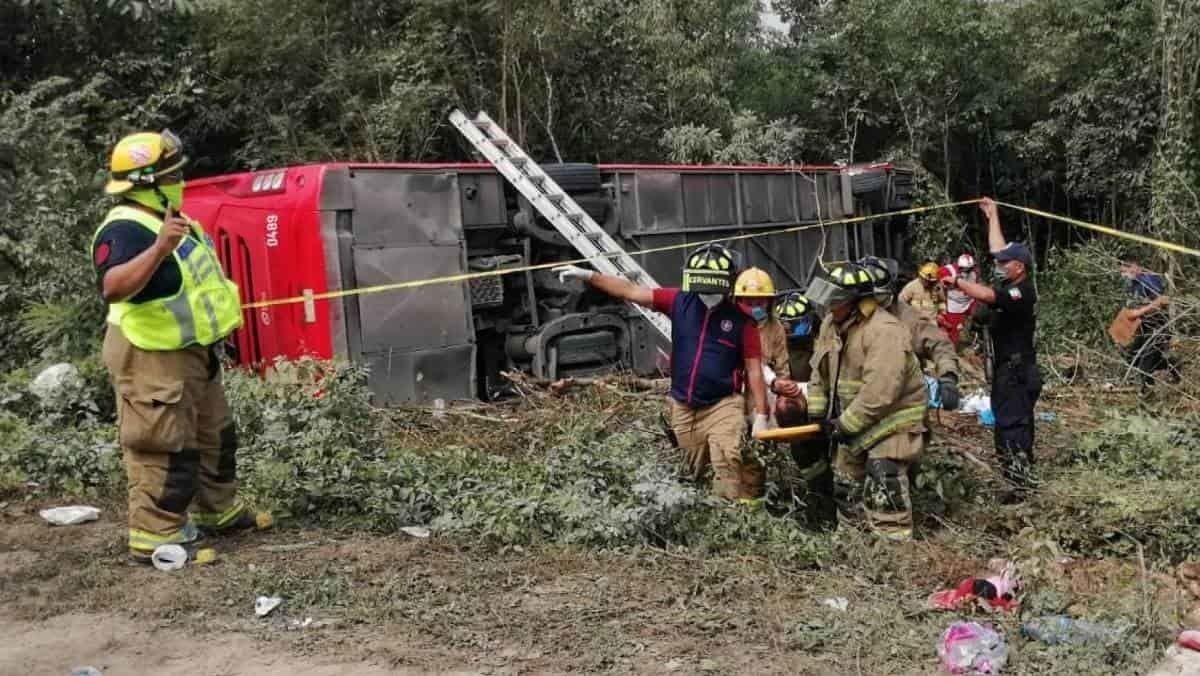 Vuelca autobús en Quintana Roo; mueren 8 pasajeros