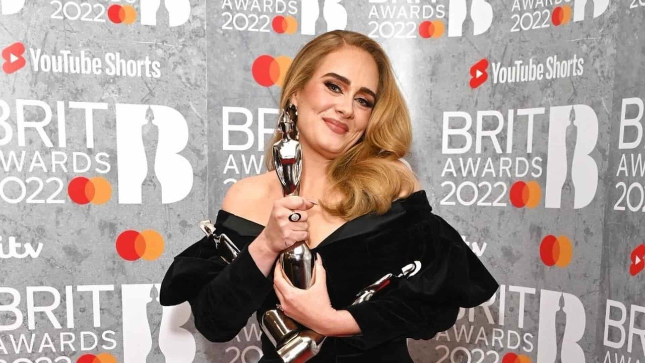 Se corona Adele en los Brit Awards