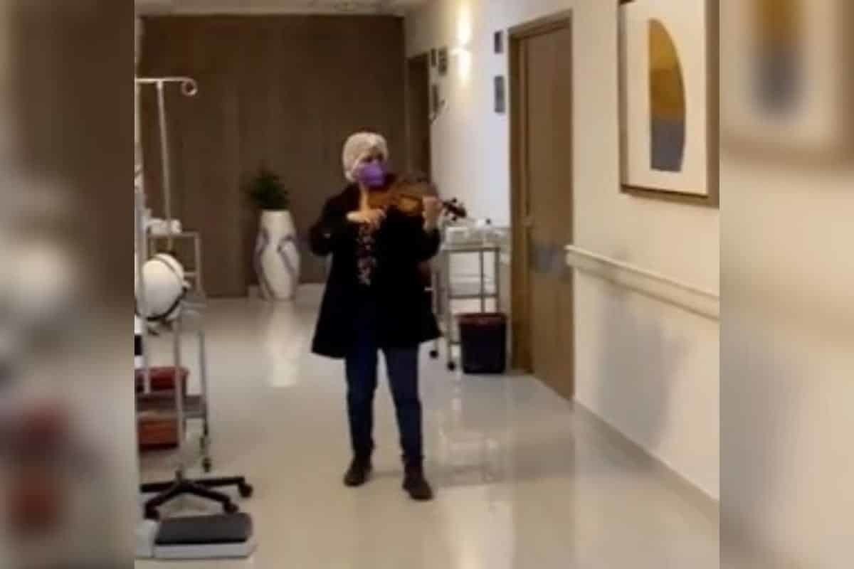 Hospital de Jalisco toca música de violín para intubados por COVID-19