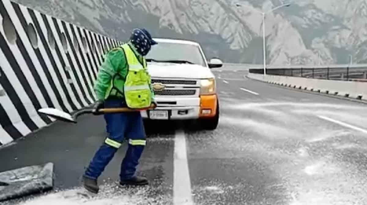Esparcen sal en la autopista Monterrey - Saltillo