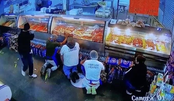 VIDEO: Amagan a empleados de carnicería y se roban el dinero de las ventas