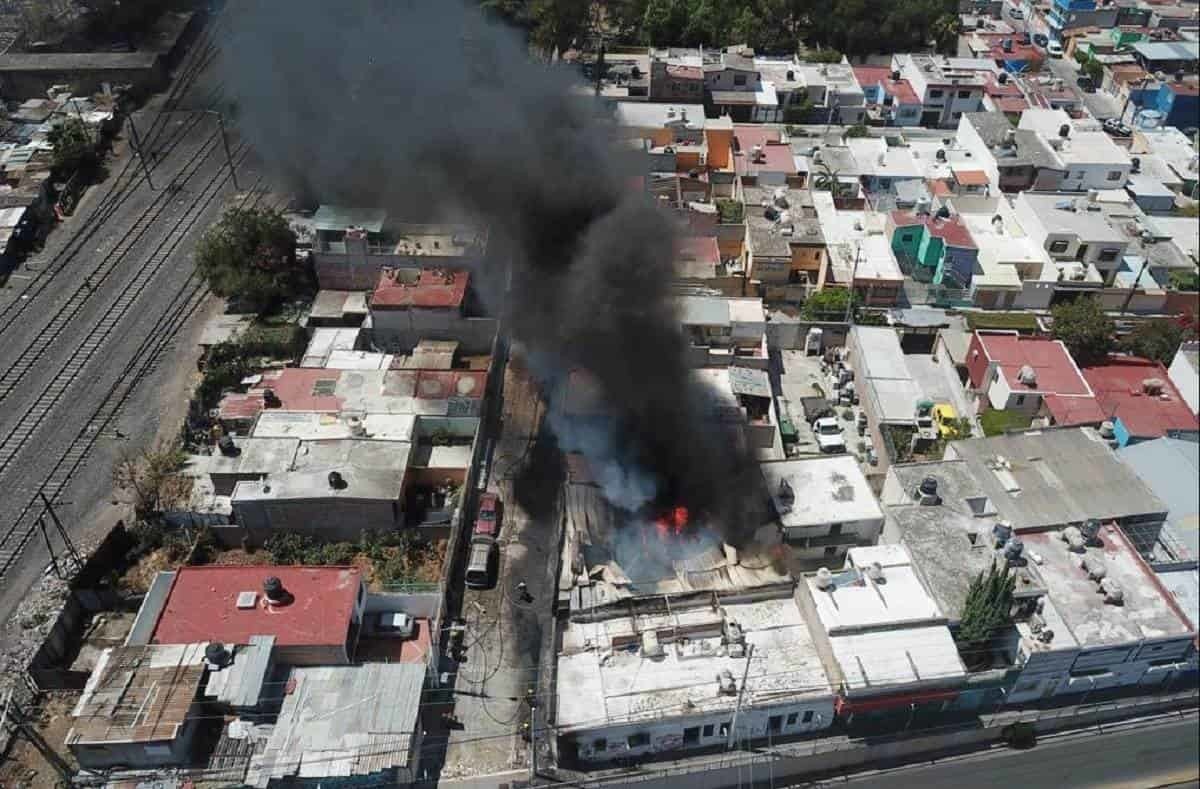 Arrasa incendio con bodega en Querétaro; desalojan a 44 personas