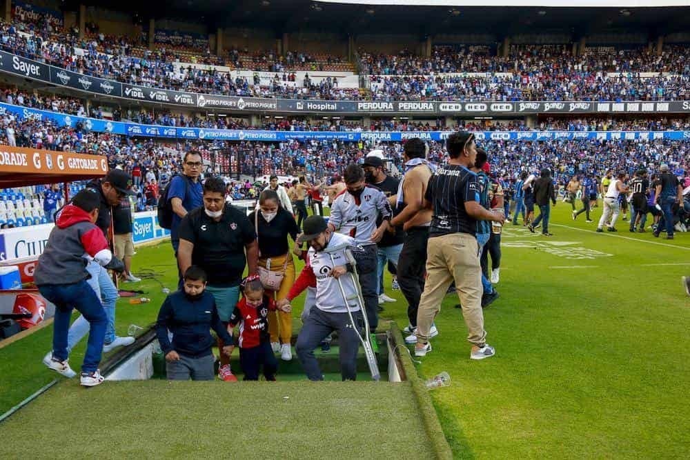Descartan muertos en pelea en el Estadio Corregidora; 14 heridos 