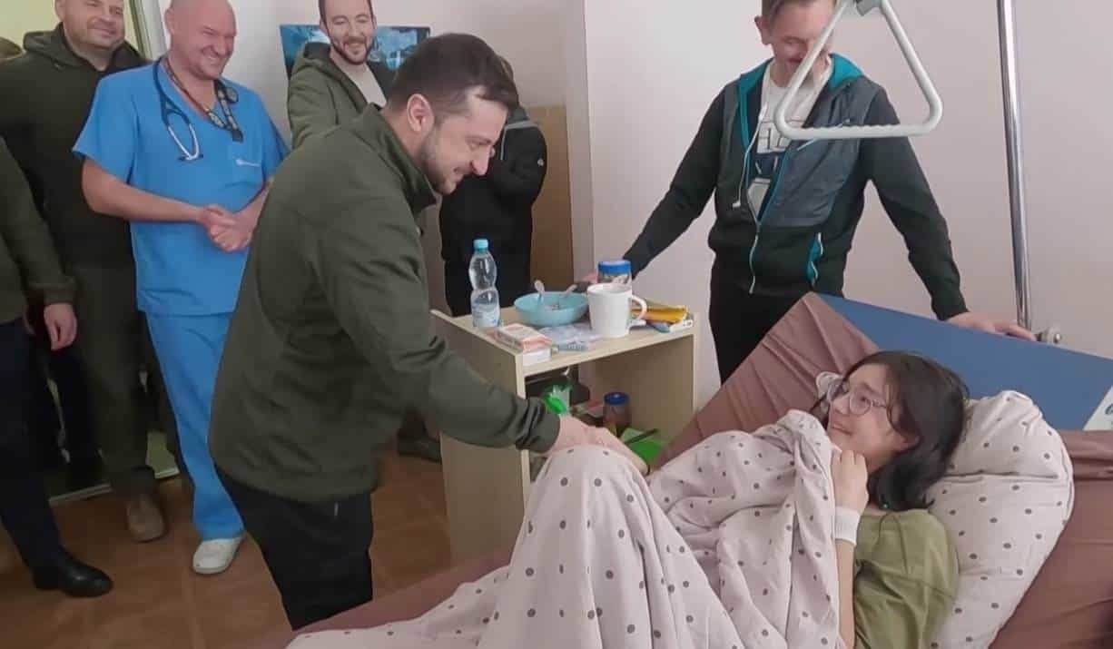Presidente de Ucrania visita hospital y se convierte en estrella de TikTok