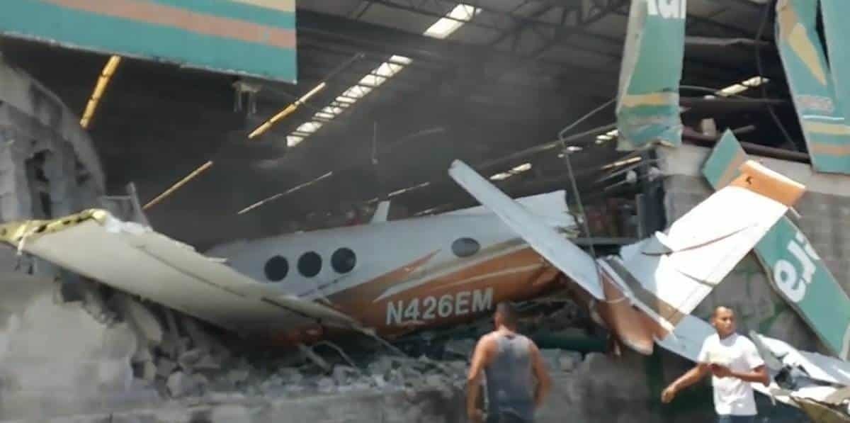 Se estrella avioneta contra supermercado en Temixco, Morelos