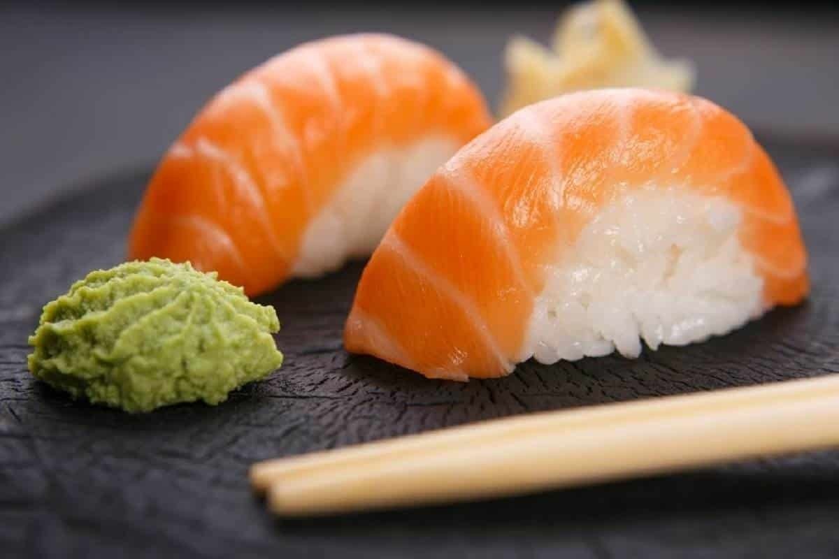Crece gusano de casi 4 centímetros a mujer por comer sashimi