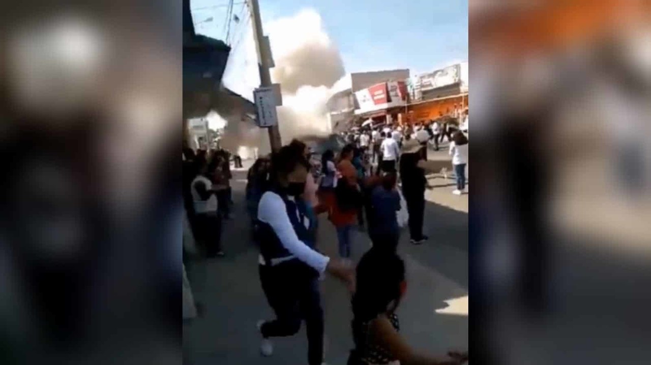 Explota camioneta con pirotecnia durante desfile en Puebla