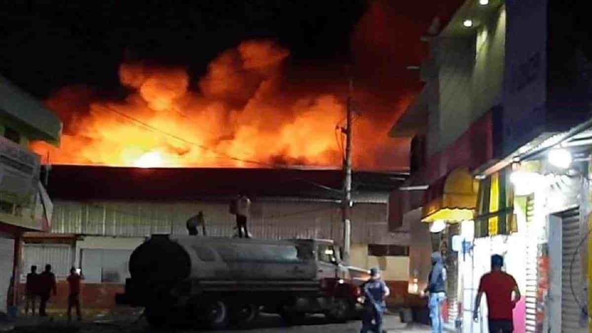 Arrasa incendio con 45 locales en Central de Abastos de Comitán, Chiapas